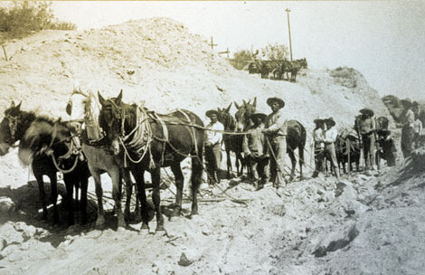 Apache workers on the cutoff canal, Roosevelt Dam site, 1909. (Reclamation photograph)