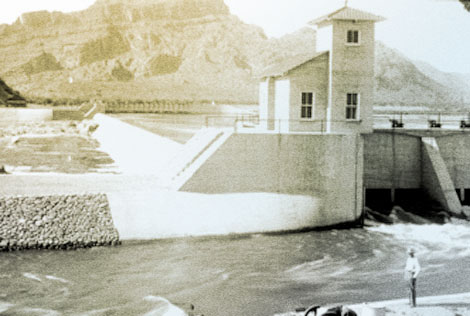 Granite Reef Diversion replaced the crude rock and brush dams that washed out in floods, providing a reliable structure to divert water into the Arizona and South canal, 1910. (Reclamation photograph)
