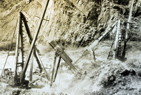 Flooding was a serious threat during Roosevelt Dam construction, 1908. (Reclamation photograph)