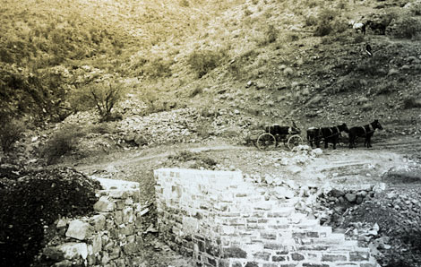 Wagon on road between Mesa and the Roosevelt Dam site, 1904. (Reclamation photograph)