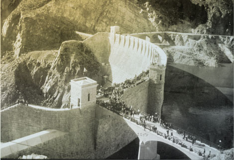 Crowds gathering at the finished dam to hear President Theodore Roosevelt speak at the formal dedication on March 18, 1911. (Reclamation photograph)