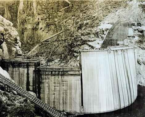 Horse Mesa Dam looking downstream, 1927. (SRP photograph)