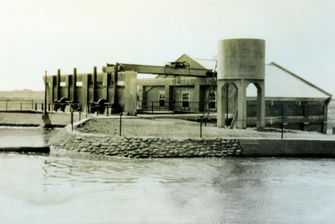 In the late 1800s, Phoenicians enjoyed the wonders of Arizona Falls, gathering there to picnic, socialize, and dance near the cool water. Located on the Arizona Canal between 56th and 58th Streets, Arizona Falls, built in 1902, was the first hydroelectric plant in Phoenix. Here the Arizona Canal drops 20 feet, and it was this falling water that was harnessed to produce power.  The hydroelectric plant was one of four such plants located on canals in the valley. (SRP photograph)