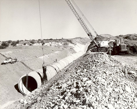 Pipe sections for the Agua Fria siphon being placed.