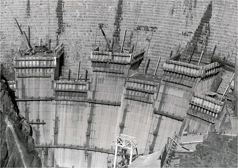 Theodore Roosevelt Dam under construction in the 1980s. (Reclamation photograph)