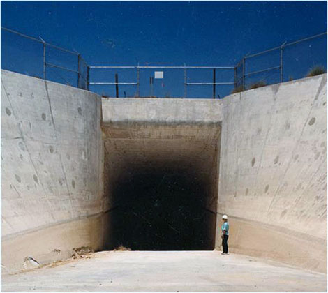 Agua Fria siphon inlet on the Central Arizona Project aqueduct. (Reclamation photograph)