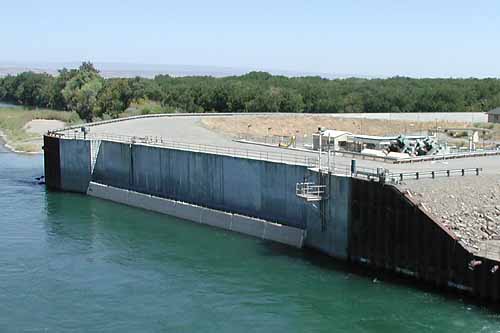 Headwall and trashrack at the river intake of the Red Bluff Research Pumping Plant in Red Bluff, California. Photo by Sandy Borthwick.