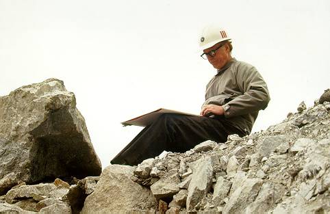 Artist Alfred McAdams at Grand 

Coulee, Washington