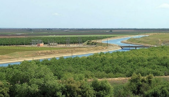 The Delta-Mendota Canal going through agricultural land.