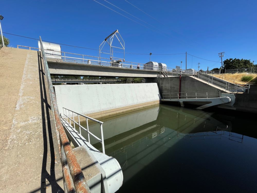 Delta Cross Channel Gates