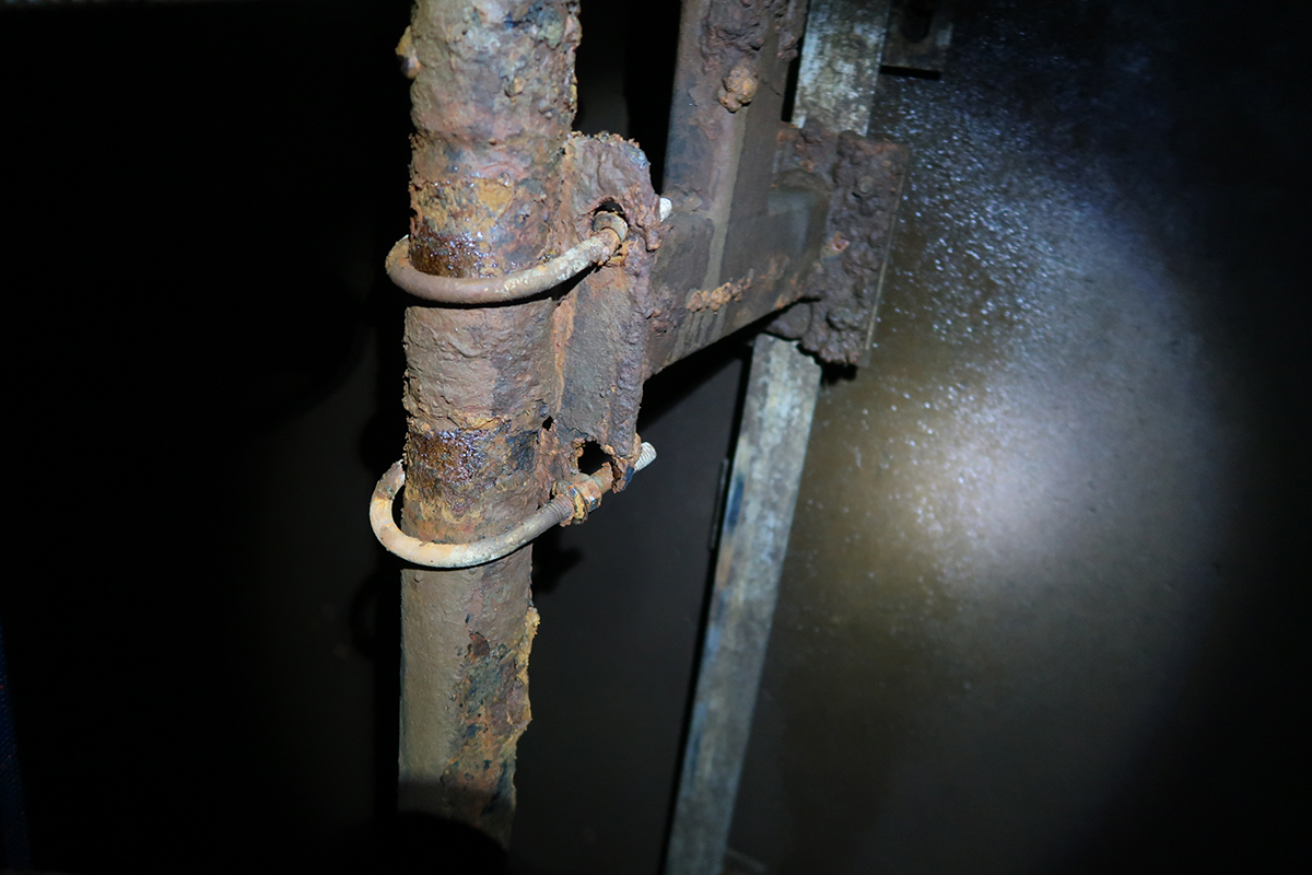 Reclamation engineers recommended the gate stems, carrier beams and couplings be replaced because of their worn condition. 