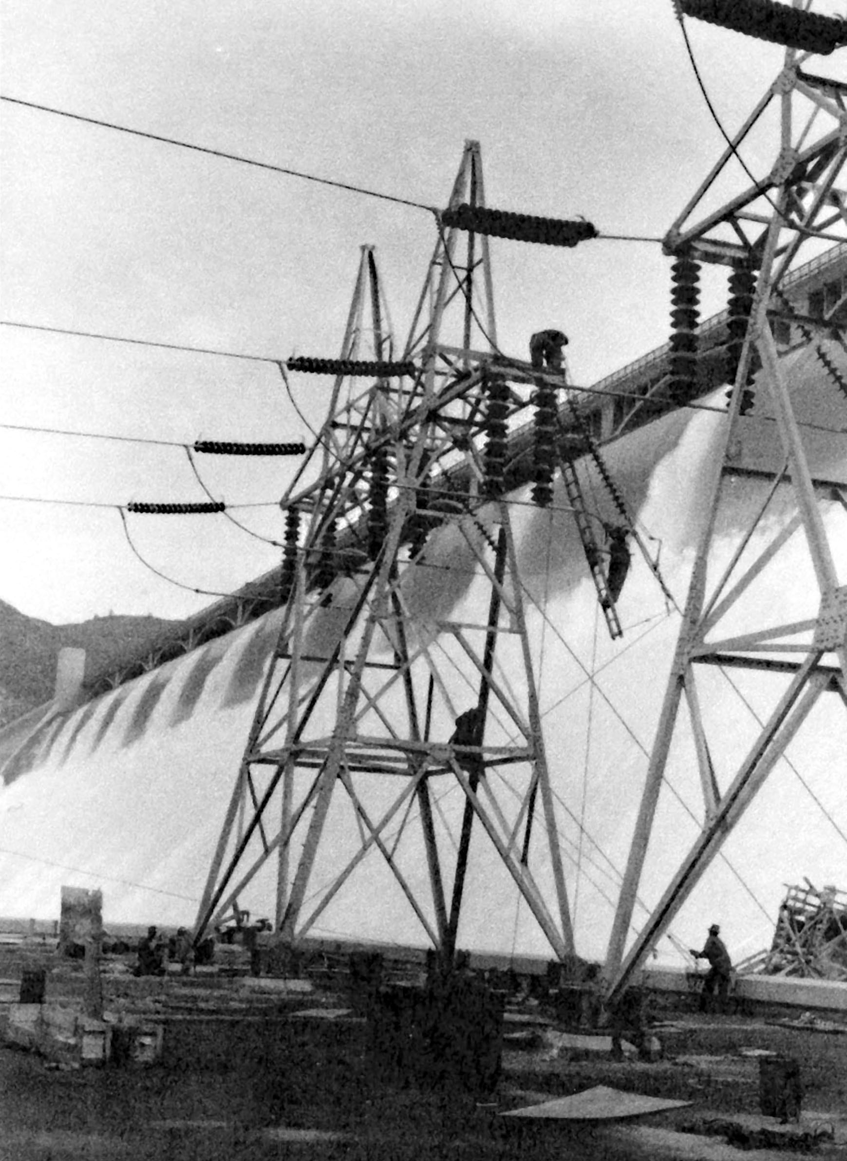 May 3, 1943. Installing transmission lines from the west powerhouse to the 230 KV switchyard at Grand Coulee Dam.