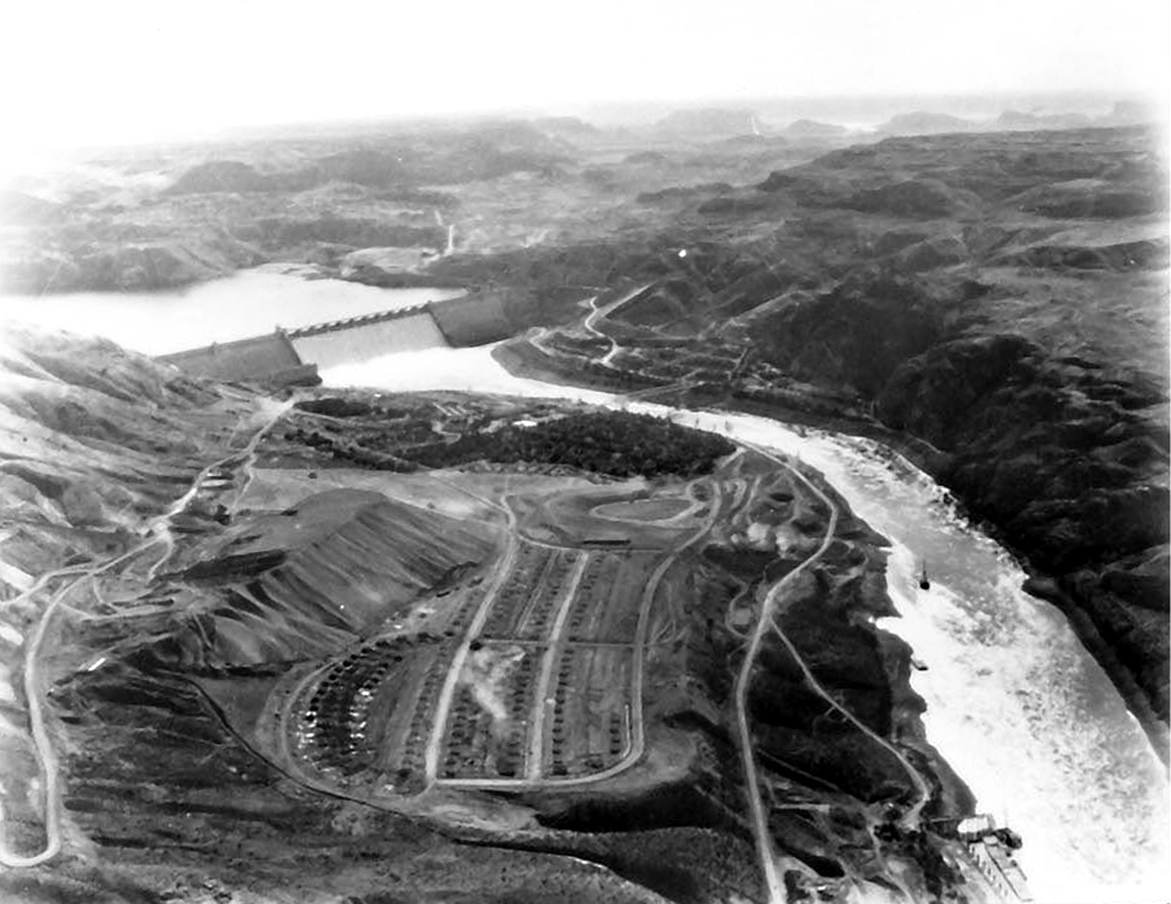 Photo taken September 19, 1946. Mason City (Coulee Dam) in foreground with Engineers Town across river and Grand Coulee top center.