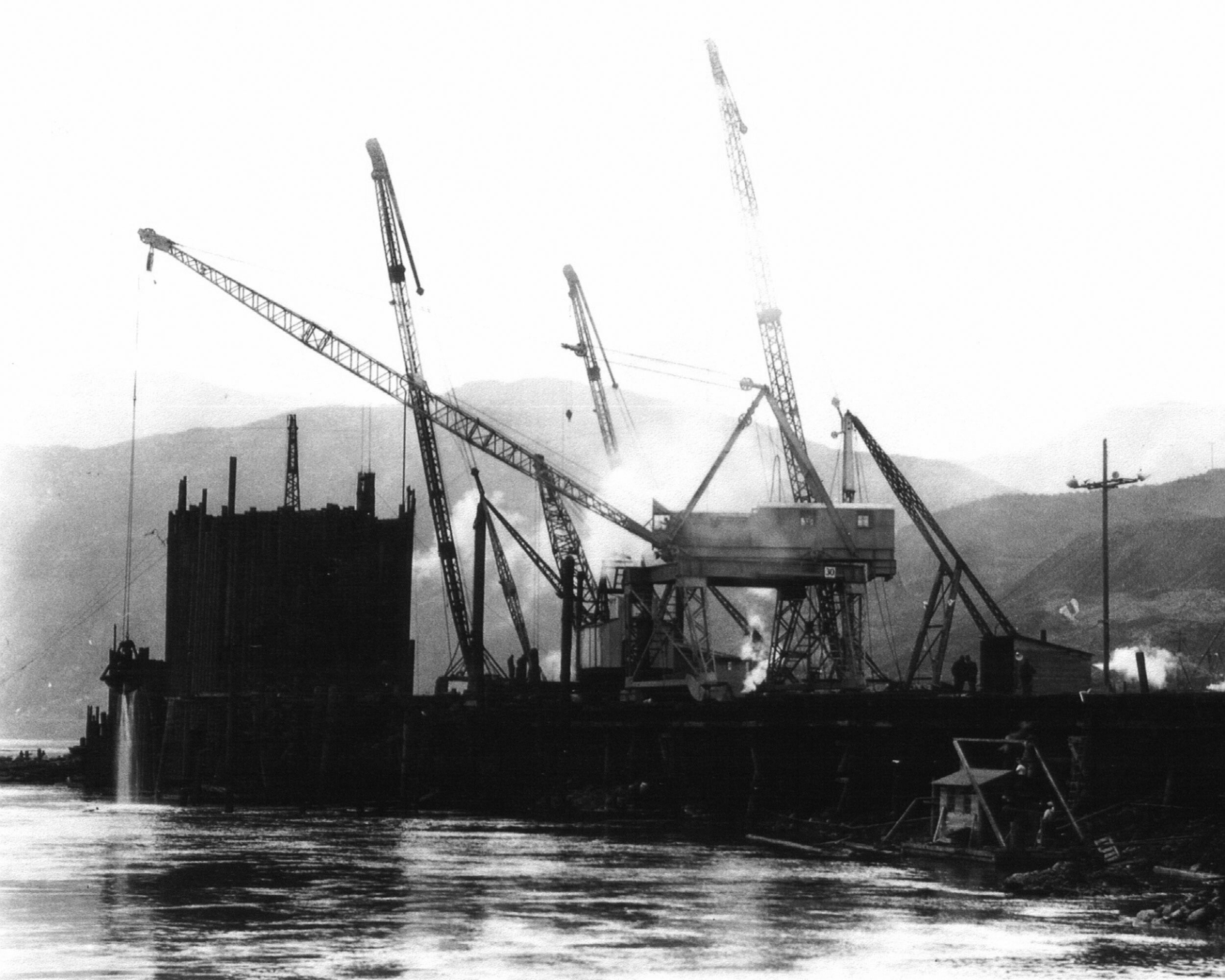 1935. Constructing the west cofferdam.