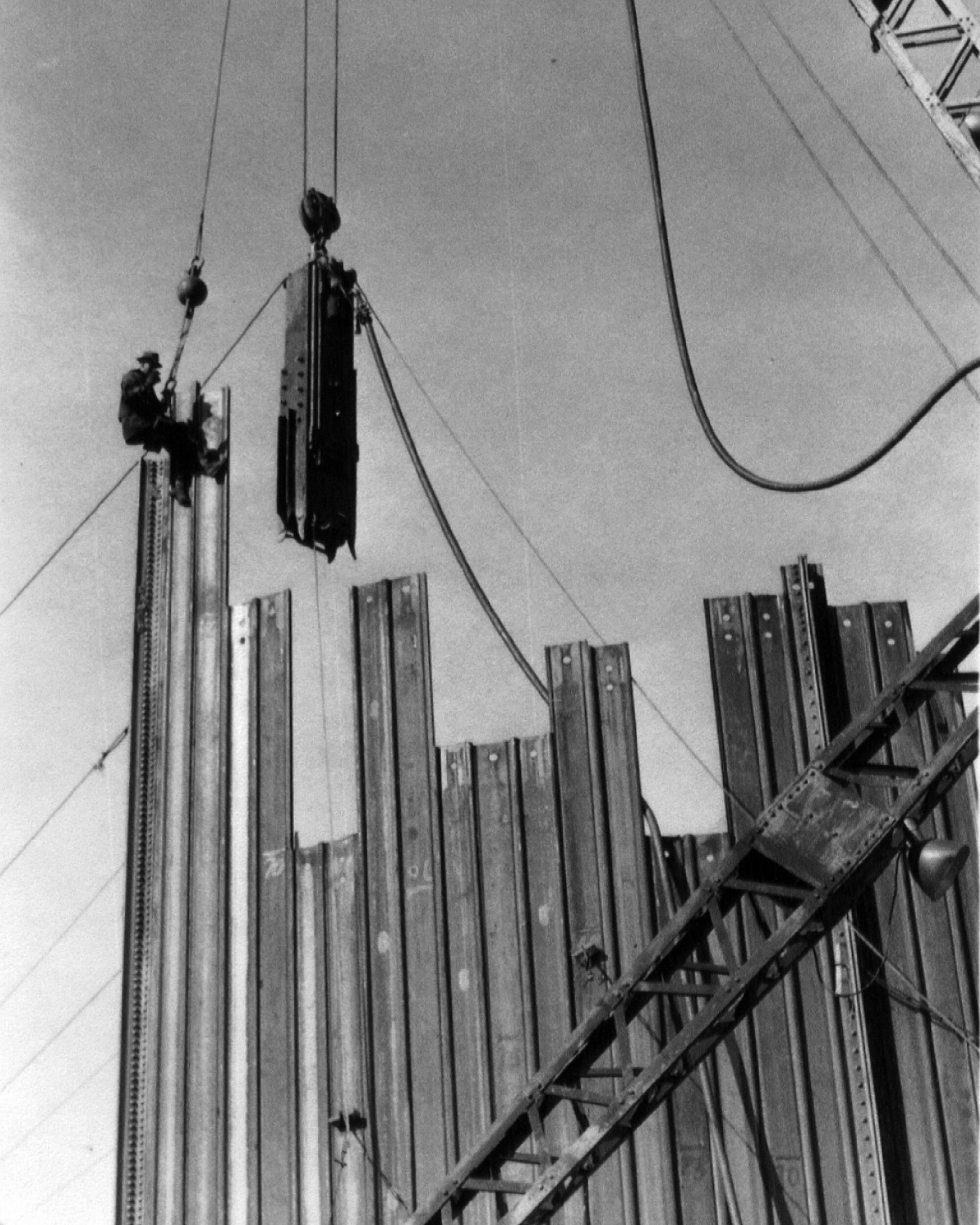 1935. Placing the McKiernan steam hammer.