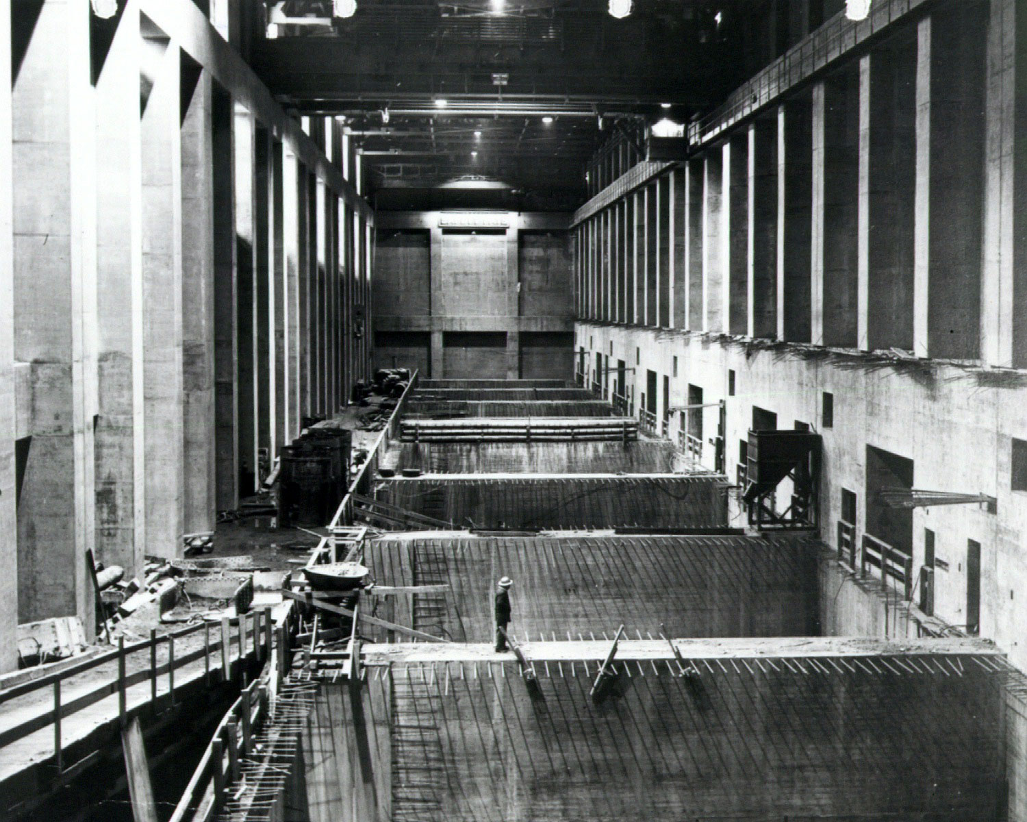 By 1941, the dam is essentially completed, the Left Powerplant is constructed, and the foundations are in place for the Right Powerplant and pumping plant.
