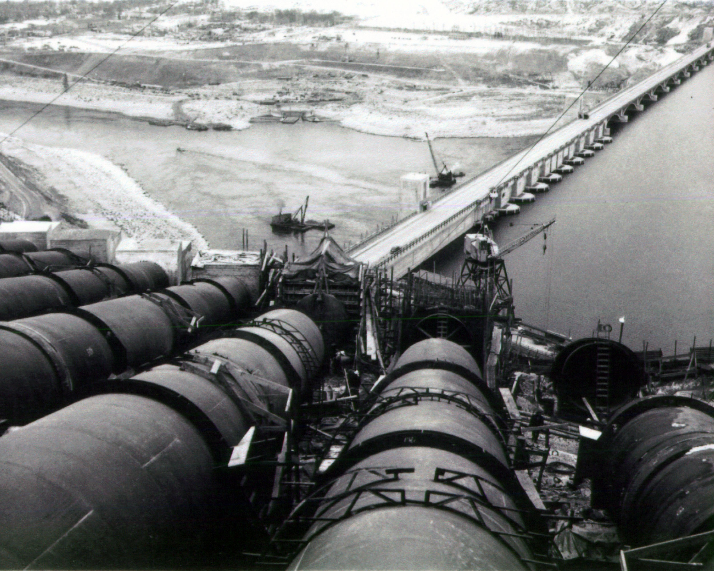 By 1950 work is almost complete on the irrigation pump system. In May 1951, the dam's pumps start to feed water into Banks Lake. 

