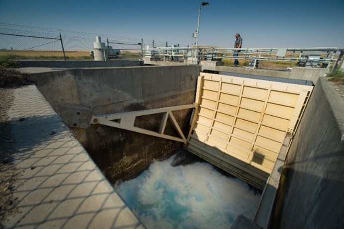 Operation of the Lind Coulee Gate No. 1 in the East Low Canal.