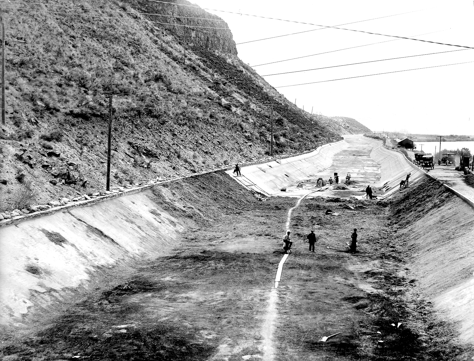 Re-lining and repairing Boise Main Canal (New York Canal) after break in 1917. Nov 24, 1917