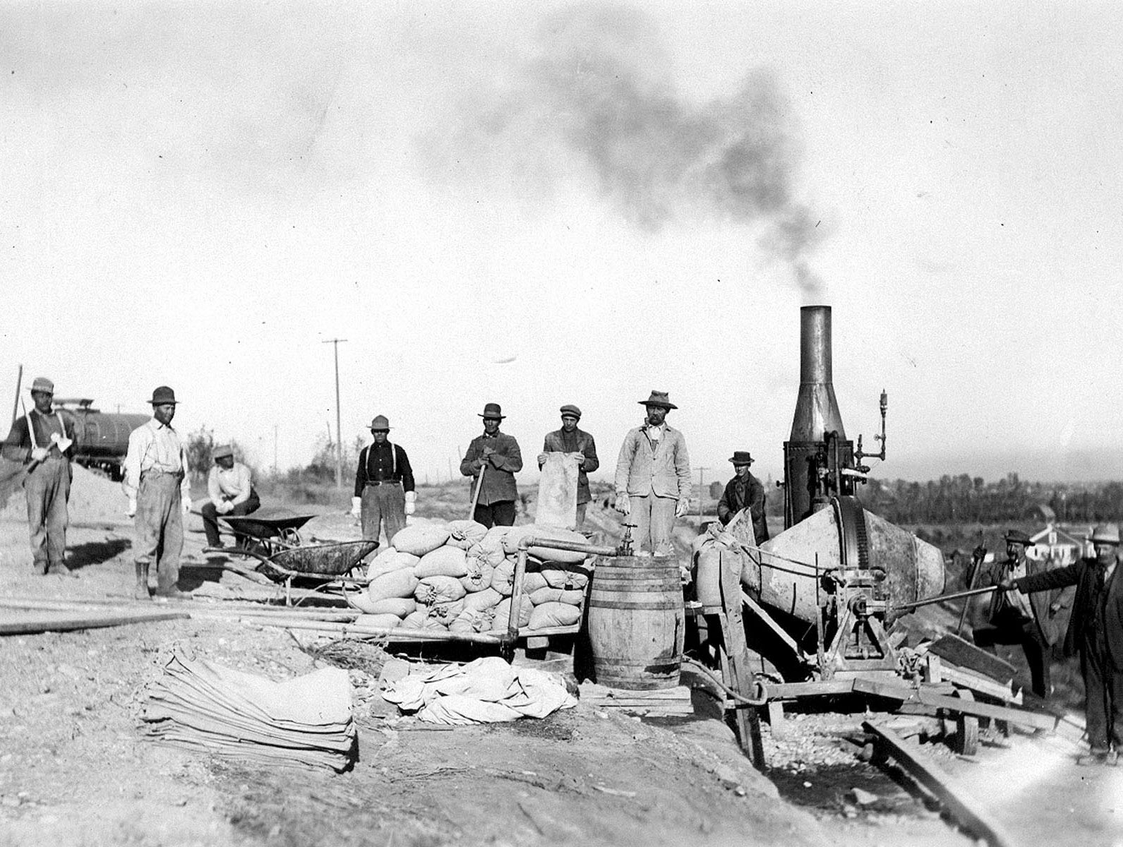 Workers for construction of the New York (Main) Canal; view of Boise, Idaho in background. c. 1911