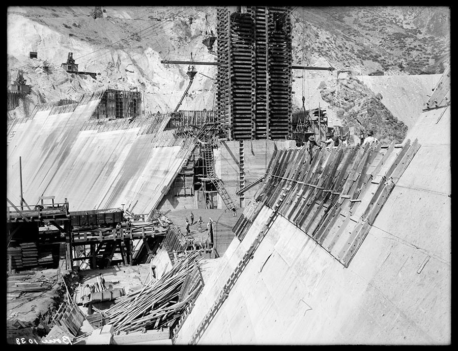 Arrowrock dam site. Setting forms on downstream face of dam. Show adjustement by use of cantilever places.