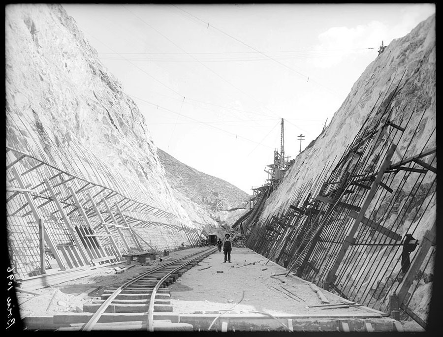 Arrowrock dam site. Lower end of spillway trench, looking upstream. Reinforcing steel and forms for side lining, being placed.