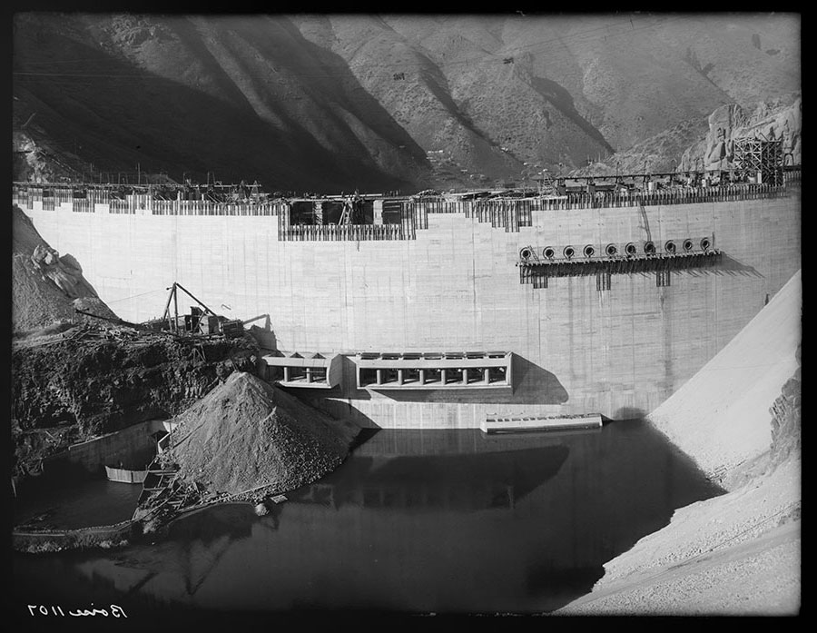  Arrowrock dam site. River turned through sluicing outlets. Distributing tower removed.