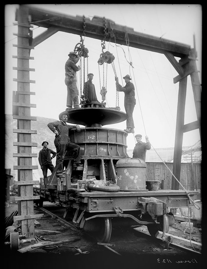 Arrowrock dam site. Dismantling 58 inch balanced valves on cars preparatory to installation.