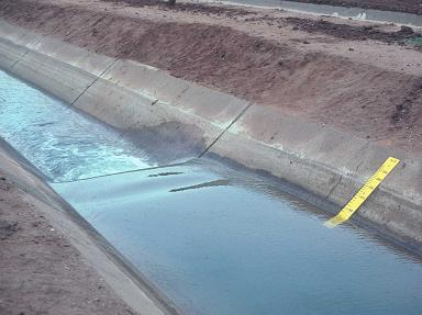 Broad-crested weir with custom wall gage
