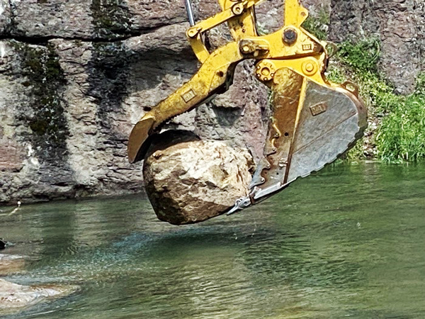 The crest of the riffle was constructed of 5-foot and 6-foot diameter stones, keyed into the riverbed across the entire channel. 